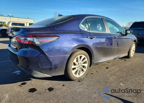2022 Toyota Camry Le z USA, uszkodzony, nr VIN 4T1R11BK4NU049061